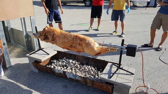 Spanferkelgrill Feuerstelle