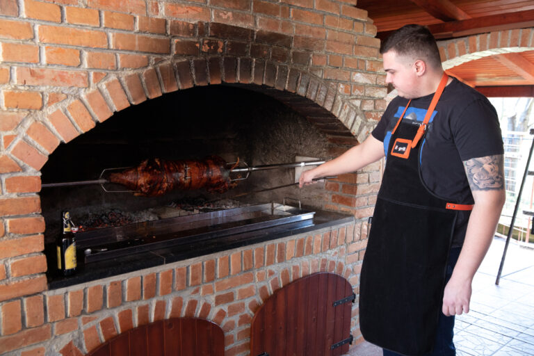 Spanferkelgrill Kamin